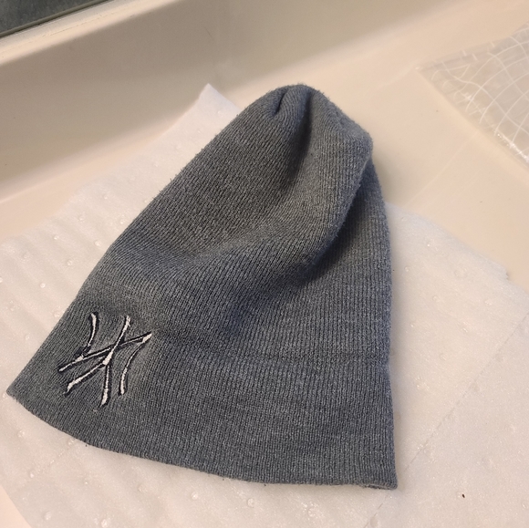 Grey NY Yankees Beanie - Picture 3 of 6